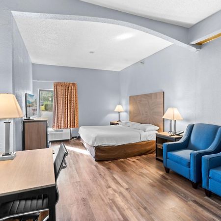 Baymont By Wyndham Lawrence Hotell Exteriör bild