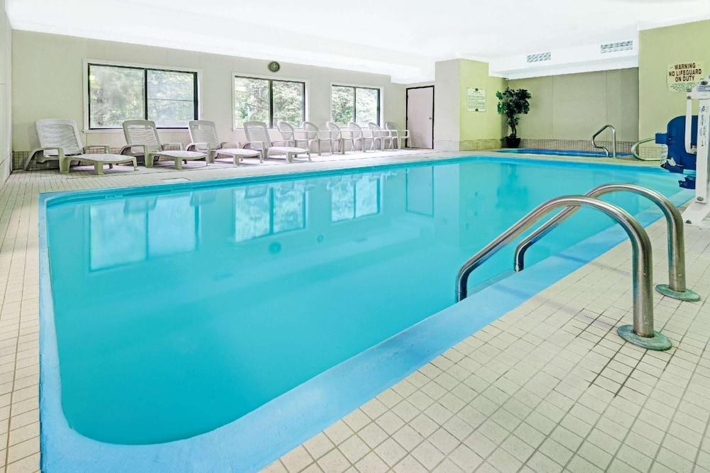 Baymont By Wyndham Lawrence Hotell Exteriör bild
